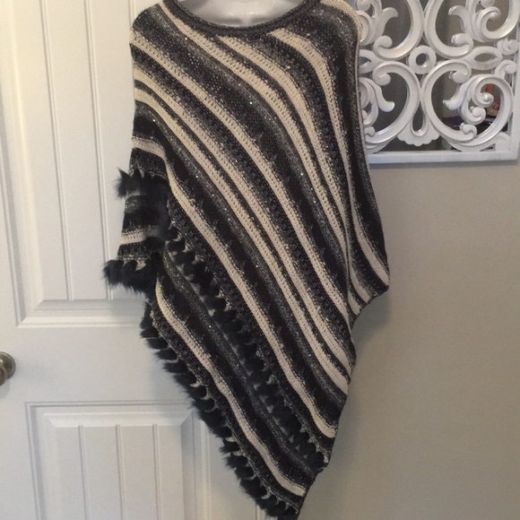 NWOT CHICOS S/M FUR TRIMMED PONCHO TOP.  Bundle and save! - Picture 7 of 8